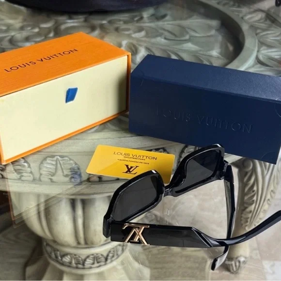 BRAND NEW … Auth. Louis Vuitton Black Sunglasses with Gold Logo - Picture 3 of 3